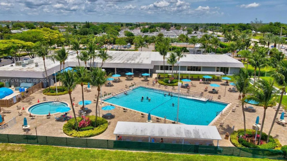 Clean swimming pool in Coconut Creek, FL