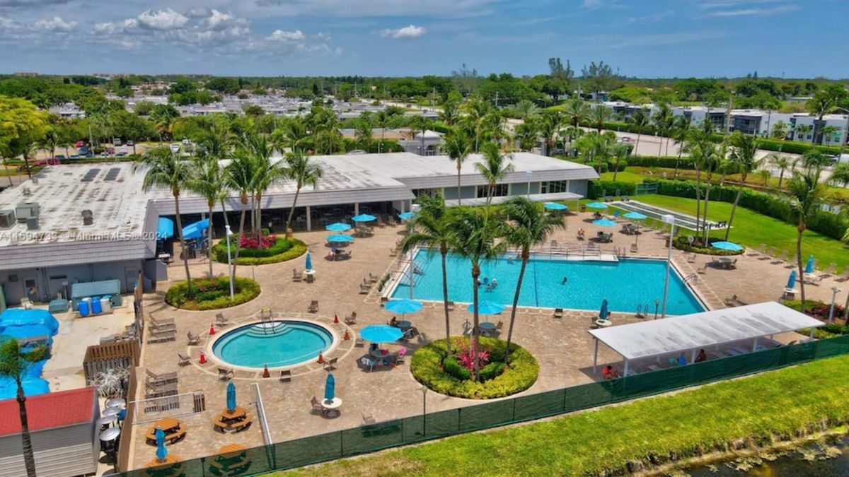 Clean swimming pool in North Lauderdale, FL